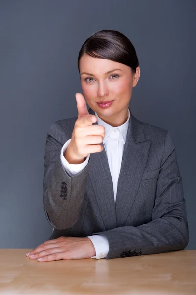 Feliz mulher de negócios. Sentado em seu local de trabalho — Fotografia de Stock