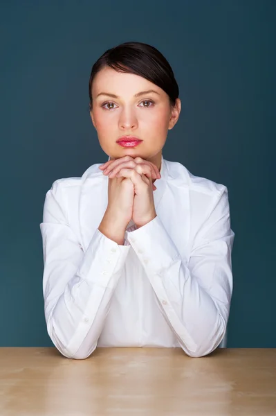 Lächelnde junge Geschäftsfrau. in einem modernen Büro — Stockfoto