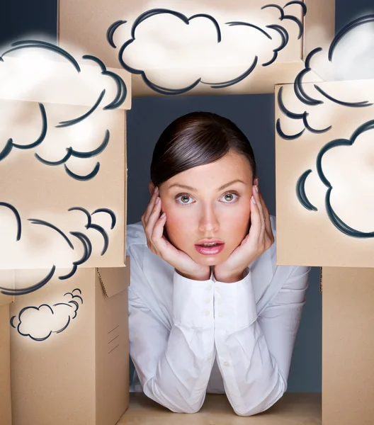 Ritratto di giovane donna circondata da molte scatole. Un sacco di lavoro. Serve aiuto. Palloncini nuvolosi vuoti in testa — Foto Stock