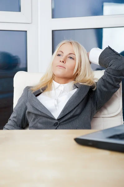 Empresária feliz no escritório descansando e sonhando acordado — Fotografia de Stock