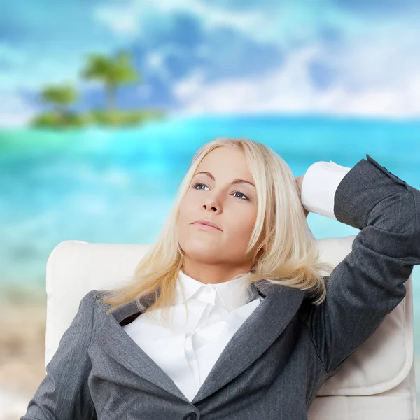 Empresária feliz no escritório descansando e sonhando acordado com férias — Fotografia de Stock