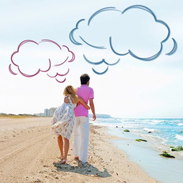 Paar op het strand hand in hand en wandelen. zonnige dag, heldere kleuren. Europa, Spanje, costa blanca. lege wolk ballon overhead — Stockfoto