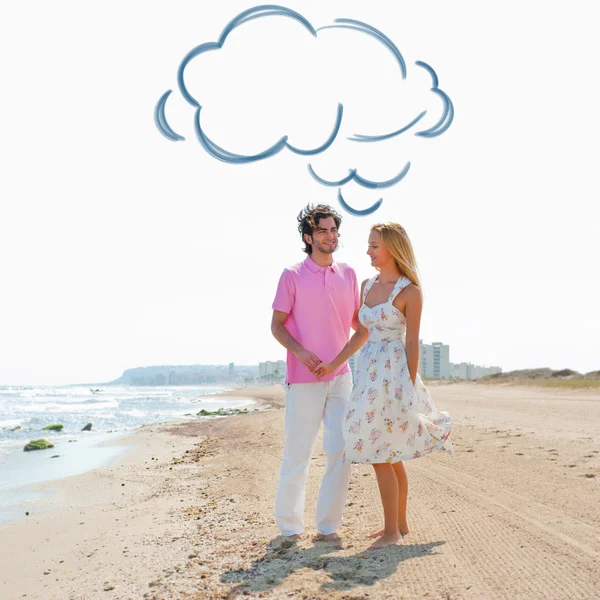 Casal na praia de mãos dadas e a andar. Dia ensolarado, cores brilhantes. Europa, Espanha, Costa Blanca. Branco nuvem balão sobrecarga — Fotografia de Stock