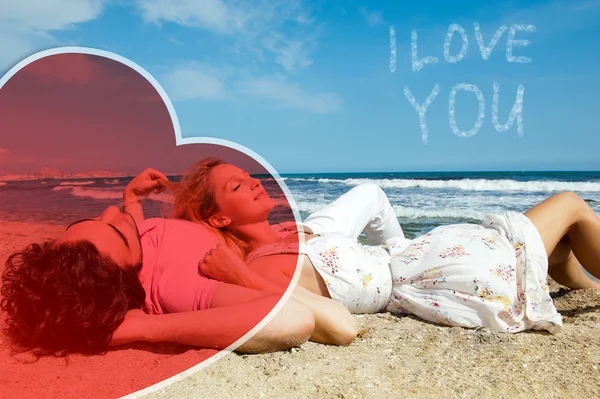 Unga vackra romantiska par avkopplande på strand, solig dag. — Stockfoto