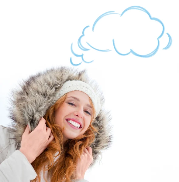 Jonge mooie vrouw genieten van zichzelf in winter park. lachen en bewegen. lege wolk ballon overhead — Stockfoto