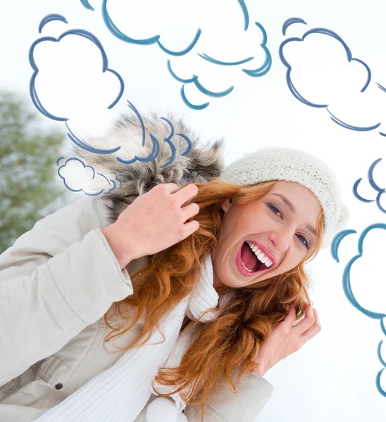 若いかなり冬の公園で彼女自身を楽しんでいる女性。笑いと動き回る。空雲バルーン オーバーヘッド — ストック写真