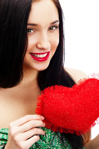Portrét atraktivní usmívající se žena se srdcem na bílém pozadí — Stock fotografie