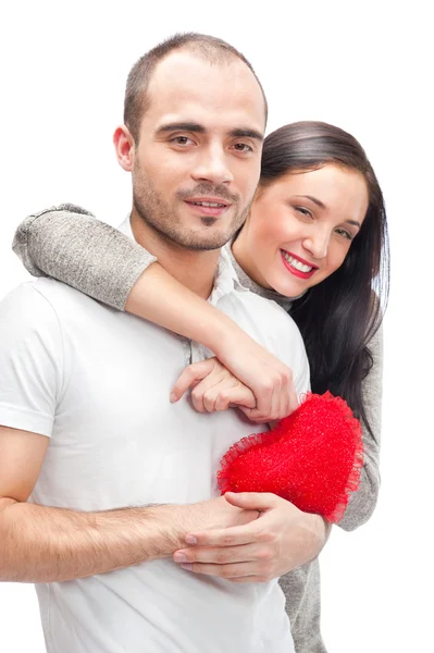 Happy νεαρό ζευγάρι ενηλίκων με κόκκινη καρδιά σε άσπρο φόντο, αγκαλιάζοντας και το γέλιο — Φωτογραφία Αρχείου