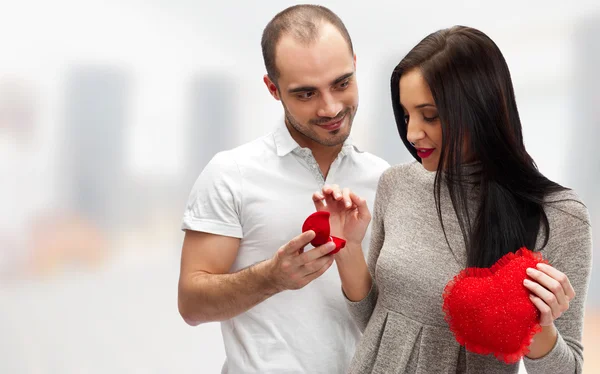 Retrato de un hombre adulto feliz regalando a su esposa un anillo para sorprenderla en su cita — Foto de Stock