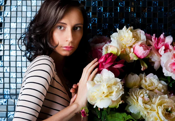 Beautiful fashionable woman near bouquet of beautiful flowers — Stock Photo, Image