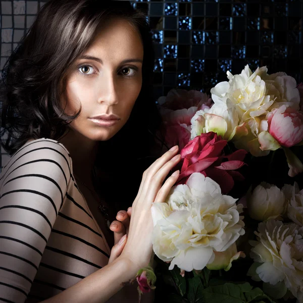 Bella mujer de moda cerca de ramo de flores hermosas — Stok fotoğraf