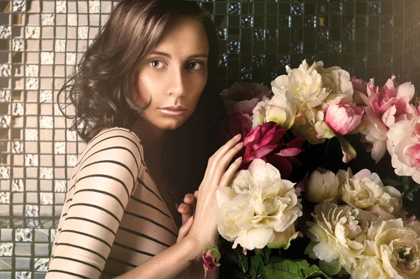 Bella mujer de moda cerca de ramo de flores hermosas — Stok fotoğraf