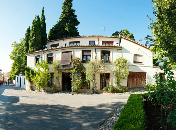 Spanish house with greenery around it. Hotel at Alhambra — Stock Photo, Image