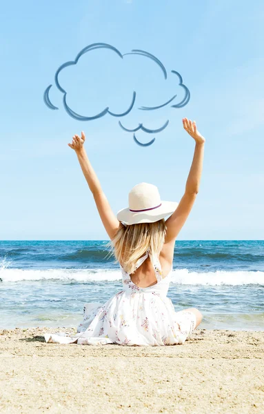 Portret van een jonge vrouw op het strand in de buurt van de zee zitten met handen dragen sofistische jurk en hoed. Foto van achteren. lege wolk ballon overhead Rechtenvrije Stockafbeeldingen