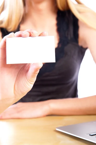 Jonge zakenvrouw toont blanco visitekaartje naar camera — Stockfoto