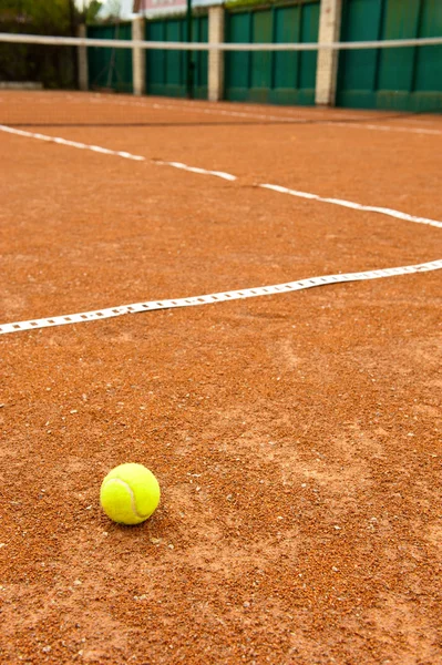 Detalle de una cancha de arcilla con pelota de tenis — Foto de Stock