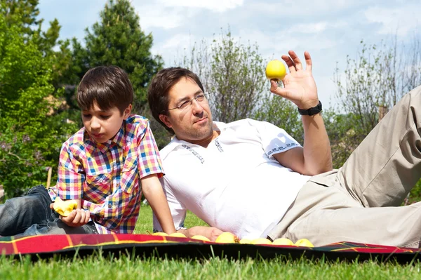 Vader en zoon hebben een picinic samen — Stockfoto