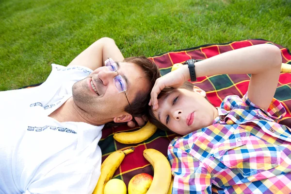 Отец и сын устраивают пикник вместе — стоковое фото