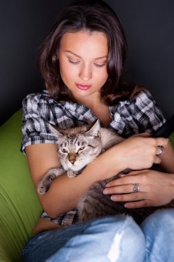 genç kızla mutlu: kedi, puf kanepede rahat.