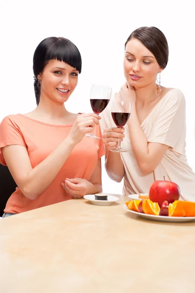 Donne allegre che mangiano frutta e bevono vino rosso — Foto Stock