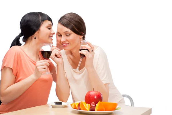 陽気な女性が食べる果物や赤ワインを飲む — ストック写真