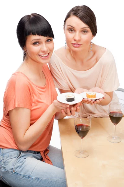 性格开朗的妇女吃寿司卷和喝红酒 — 图库照片
