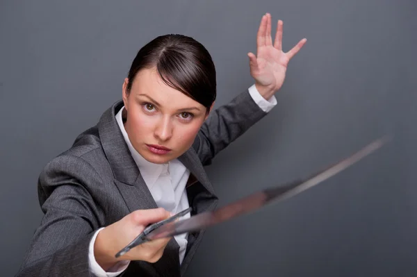 Obchodní žena ukazuje odhodlání současně držet meč — Stock fotografie