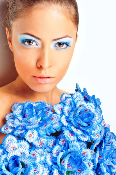 Prachtige vrouw met blauwe bloem jurk op witte achtergrond — Stockfoto