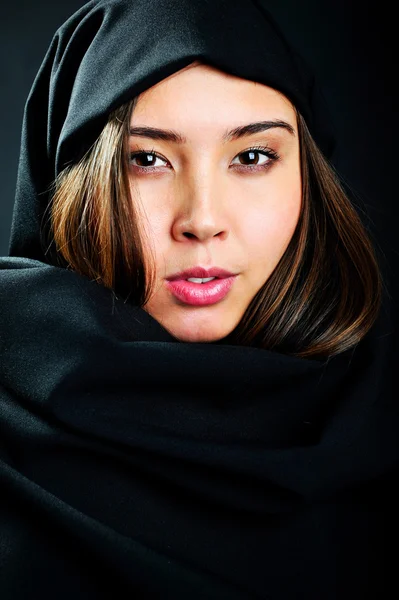Ritratto di bella donna araba asiatica con velo nero — Foto Stock