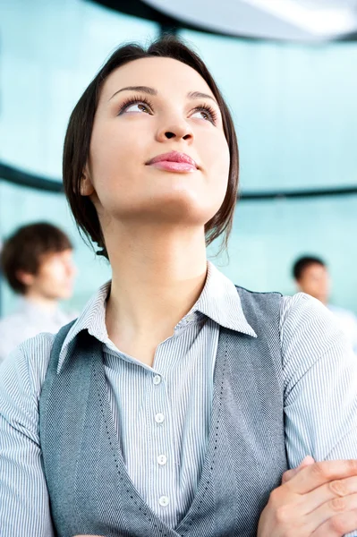 Porträt einer netten Geschäftsfrau mit Kollegen im Hintergrund. drinnen im modernen Bürogebäude-Center — Stockfoto