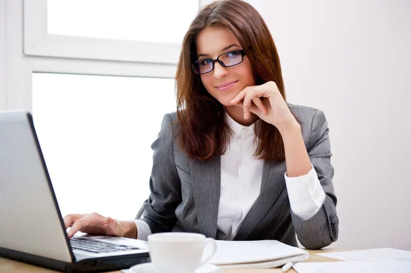 Деловая женщина мечтает о работе за компьютером в офисе — стоковое фото
