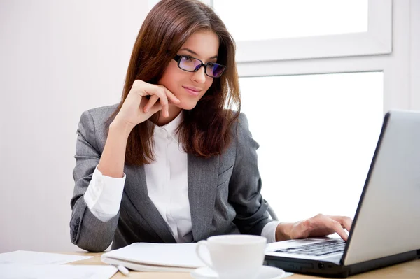 Bella donna d'affari che sogna mentre lavora al computer nel suo ufficio — Foto Stock