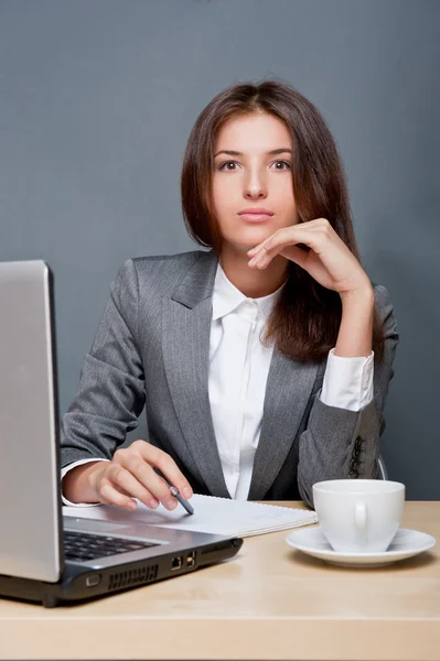 Bella donna d'affari che pensa a qualcosa mentre non lavora nessun computer nel suo ufficio — Foto Stock