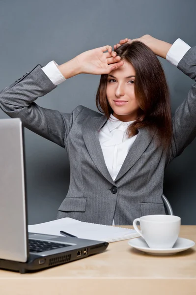 Empresarios aburridos: mujer sentada en el escritorio con los ojos cerrados. Joven mujer de negocios caucásica en su oficina . — Foto de Stock