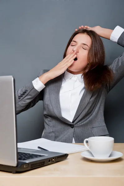 Empresarios aburridos: mujer sentada en el escritorio con los ojos cerrados. Joven mujer de negocios caucásica en su oficina . —  Fotos de Stock