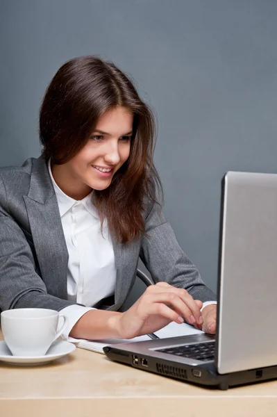 Biznes kobieta myśli o czymś podczas pracy komputera w jej biurze — Zdjęcie stockowe