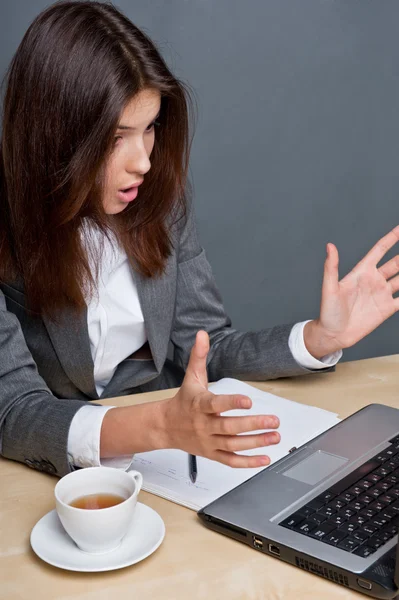 Jeune femme d'affaires est très déçu et contrarié parce que son ordinateur portable ne fonctionne pas correctement — Photo