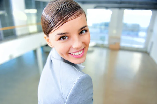 Een portret van een jonge zakenvrouw in een nieuw kantoor — Stockfoto