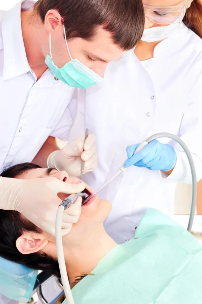 Dentysta i utwardzania młoda pielęgniarka mans zębów — Zdjęcie stockowe