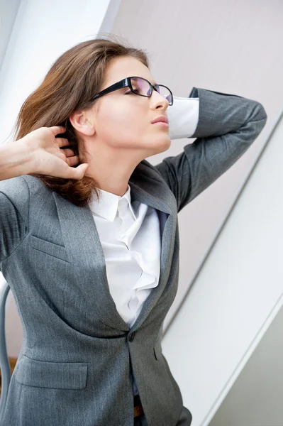 Glückliche Geschäftsfrau im Büro beim Ausruhen und Tagträumen — Stockfoto