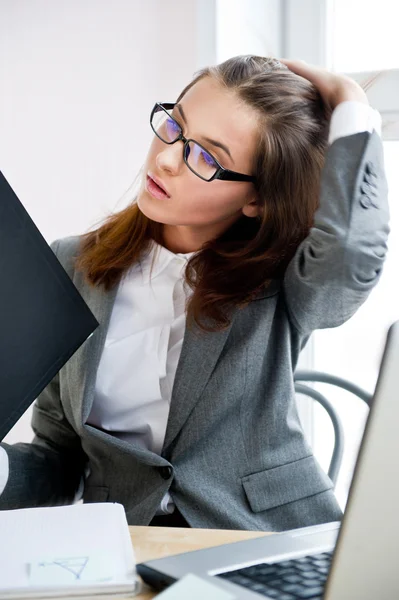 Giovane donna d'affari adulta che lavora nel suo ufficio. Lei è molto impegnata e calda. — Foto Stock