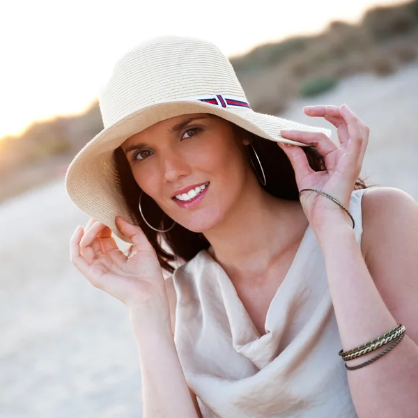 Yaz şapka giyen güzel bir kadın portresi. sıcak tatil — Stok fotoğraf