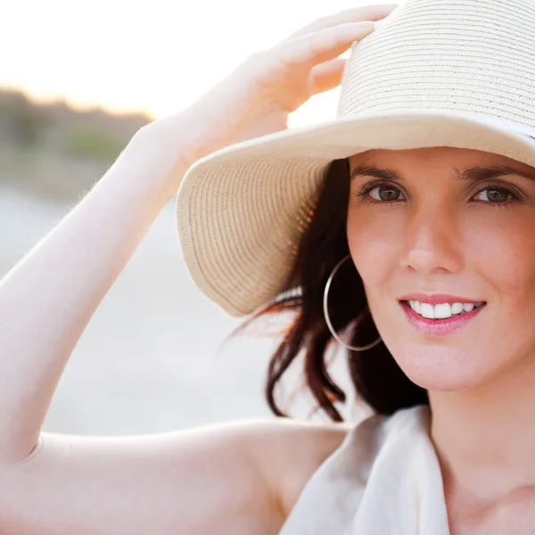 여름 모자를 쓰고 하는 아름 다운 여자의 초상화입니다. 따뜻한 휴가 — 스톡 사진