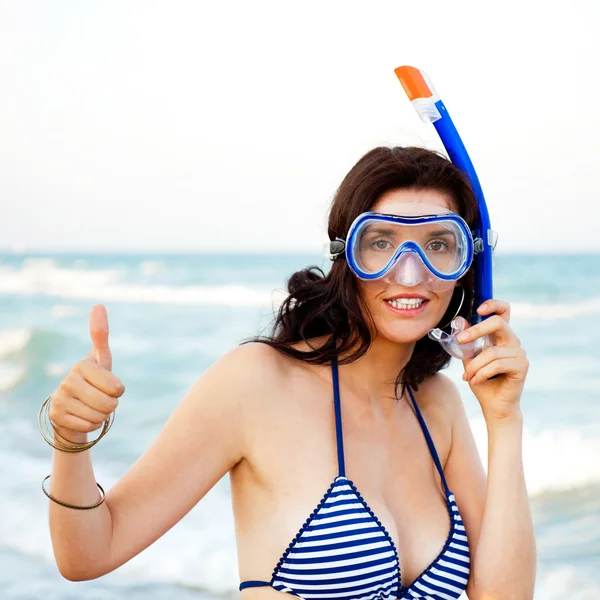 Mulher hispânica jovem com pele molhada e com um snorkel de pé o — Fotografia de Stock