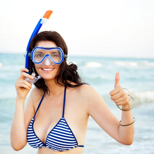 Giovane donna ispanica con la pelle bagnata e con uno snorkeling in piedi o — Foto Stock