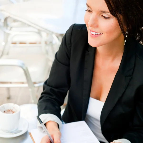 Mulher de negócios trabalhando com documentos enquanto almoça ou brea — Fotografia de Stock