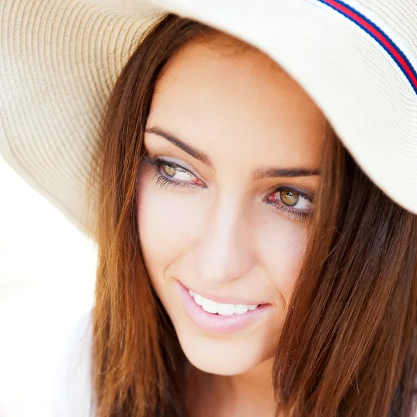 Bella giovane donna elegante che indossa cappello all'aperto al parco lei è — Foto Stock
