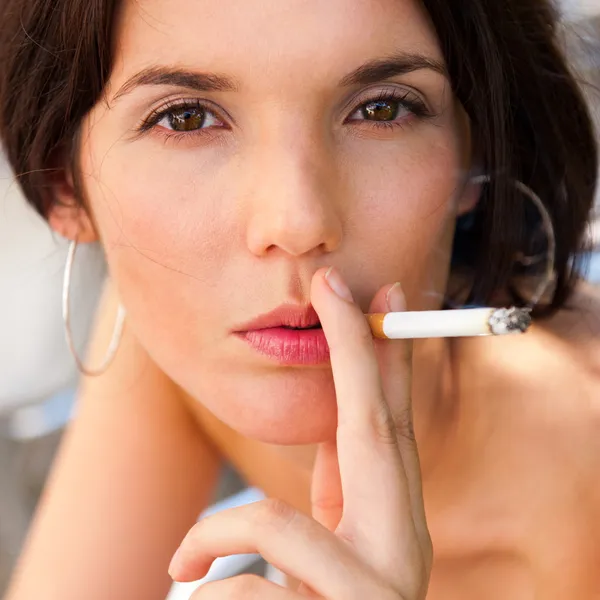 一个美丽的女人的肖像抽烟，户外咖啡厅 — 图库照片