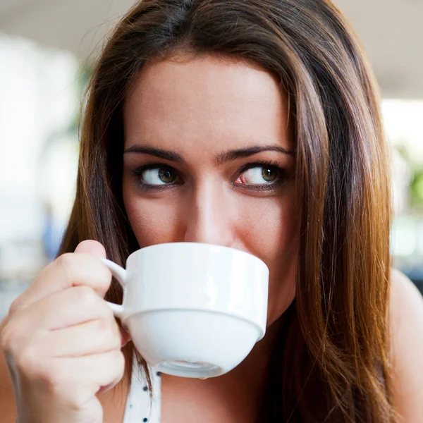 Nahaufnahme Porträt einer hübschen jungen Frau bei einer Tasse Kaffee — Stockfoto