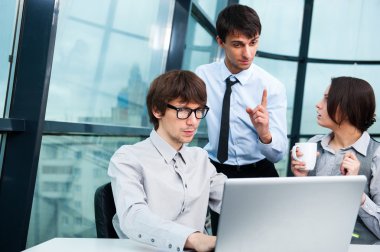 bir proje için ofis arkadaşları açıklayan emin iş adamı portresi. boşaltmak bir sürü